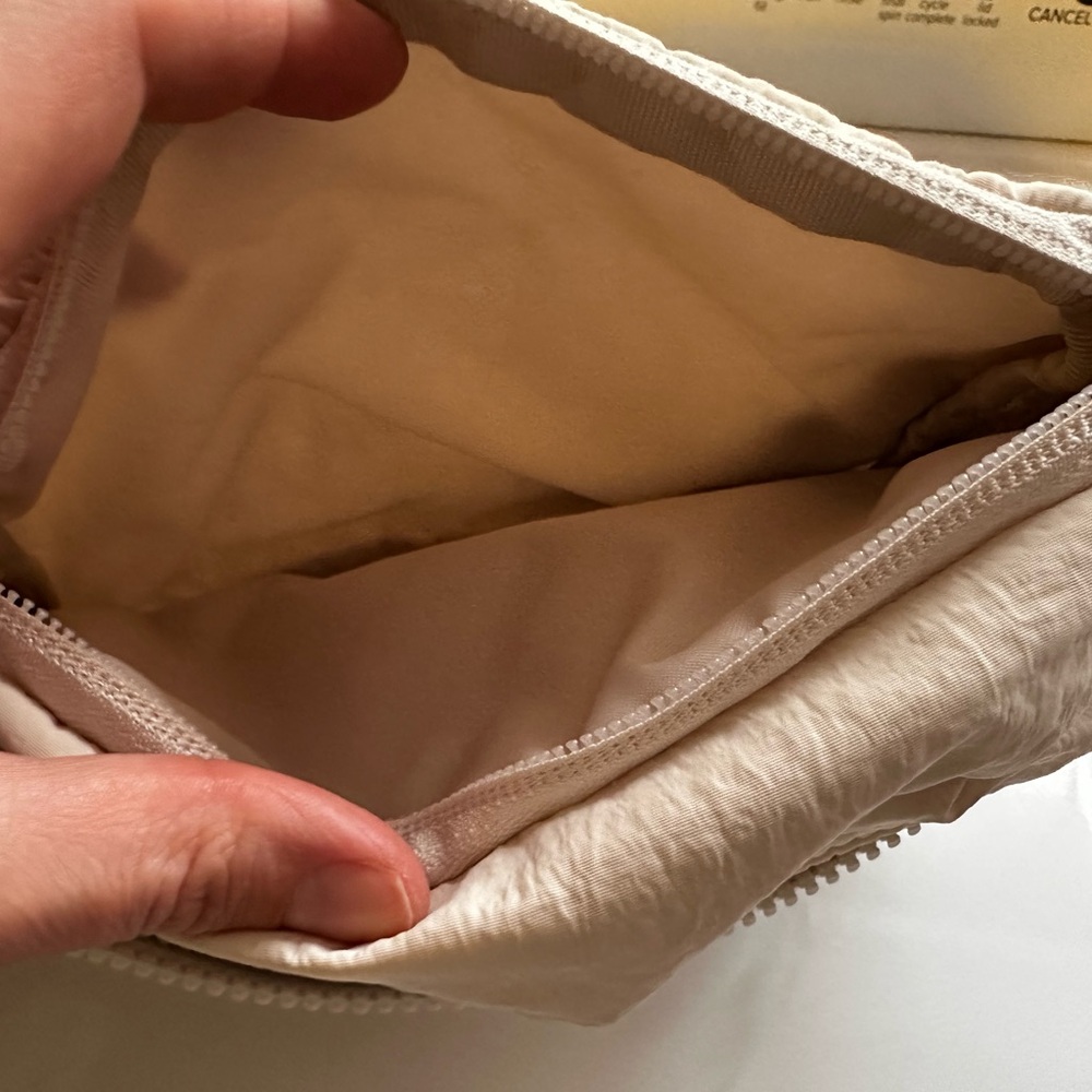 Lululemon White Opal Clean Lines 2L Belt Bag - Picture 4 of 4